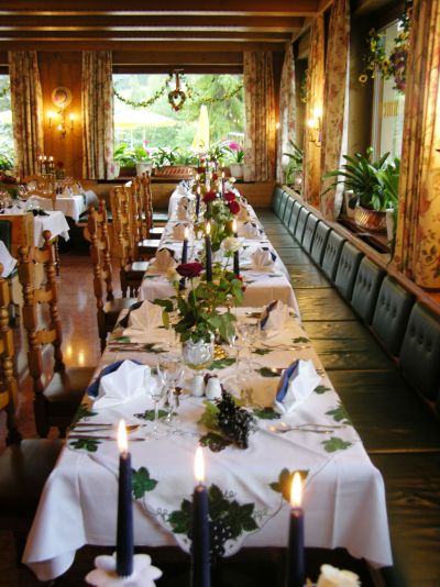 hotel-zugspitze-lermoos-restaurant-tafel.jpg