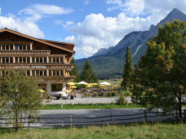 hotel-zugspitze-lermoos-sommer-aussenansicht-607.jpg