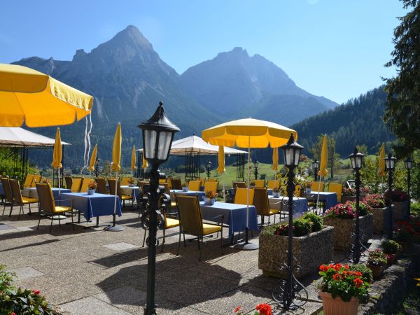 hotel-zugspitze-lermoos-sommer-terrasse-501.jpg