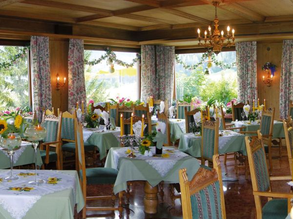 hotel-zugspitze-lermoos-speisesaal.jpg