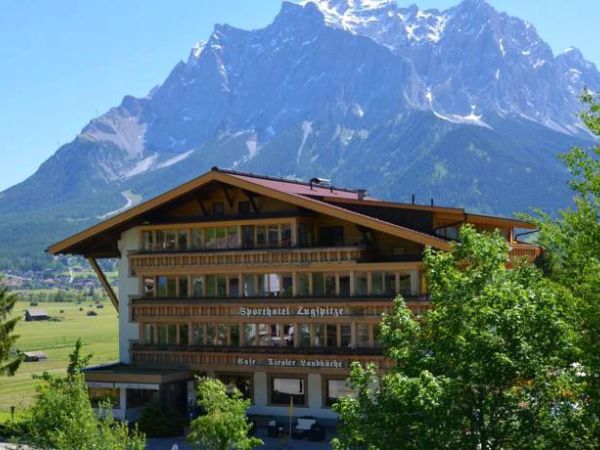 sporthotel-zugspitze-aussen-sommer.jpg
