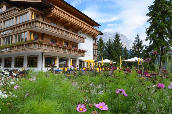 hotel-zugspitze-lermoos-sommer-ansicht-414.jpg
