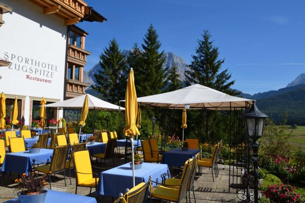 hotel-zugspitze-lermoos-terrasse-zugspitzblick-503.jpg