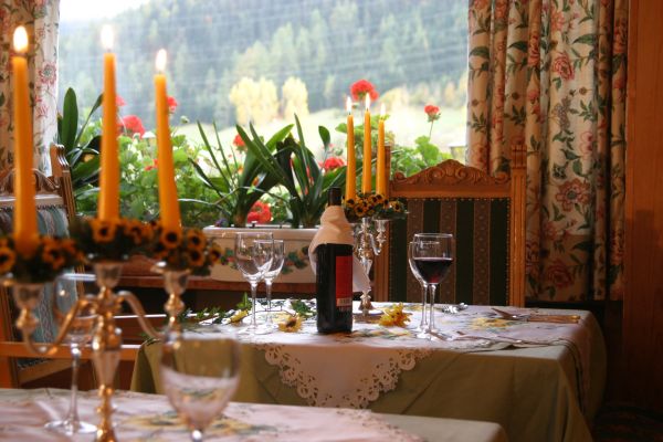 hotel-zugspitze-lermoos-tisch-kerzen-wein.jpg