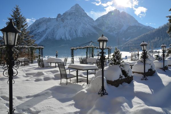hotel-zugspitze-lermoos-winter-terrasse-1697.jpg